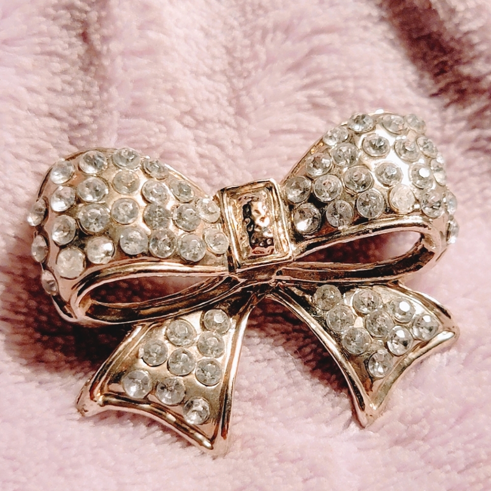 Gorgeous ☆ Bow ☆ Brooche ☆ embellished with Rhinestones ☆ Easy Pin Closure ☆